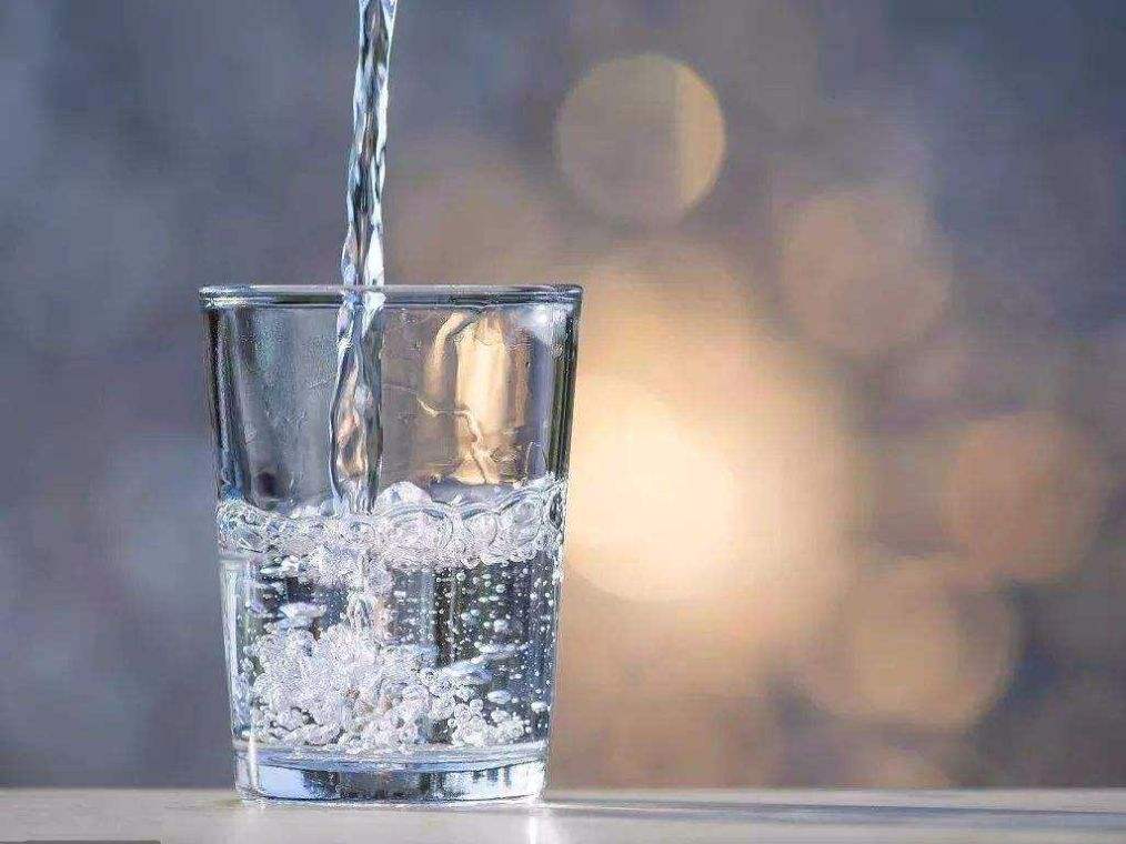健身中補(bǔ)水你真的喝對了嗎？喝水還是運動飲料？
